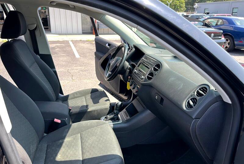 Used 2013 Volkswagen Tiguan S image 16