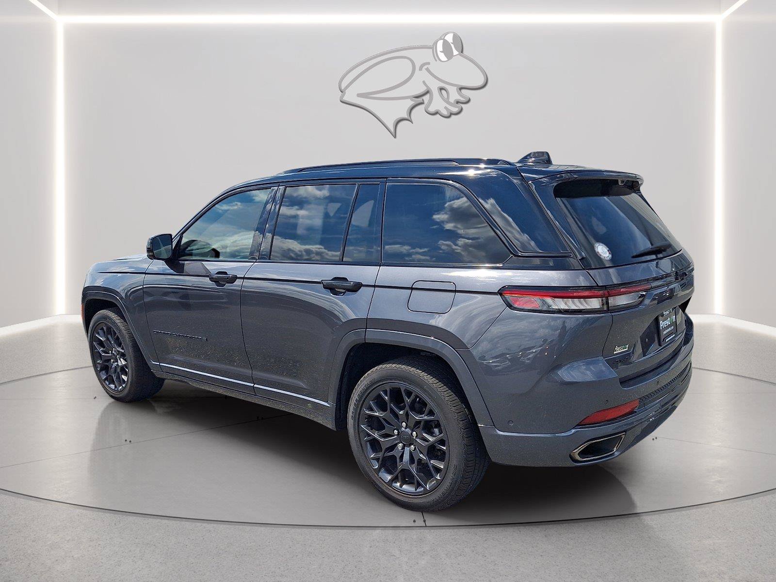 Used 2025 Jeep Grand Cherokee Summit AWD/4WD image 3