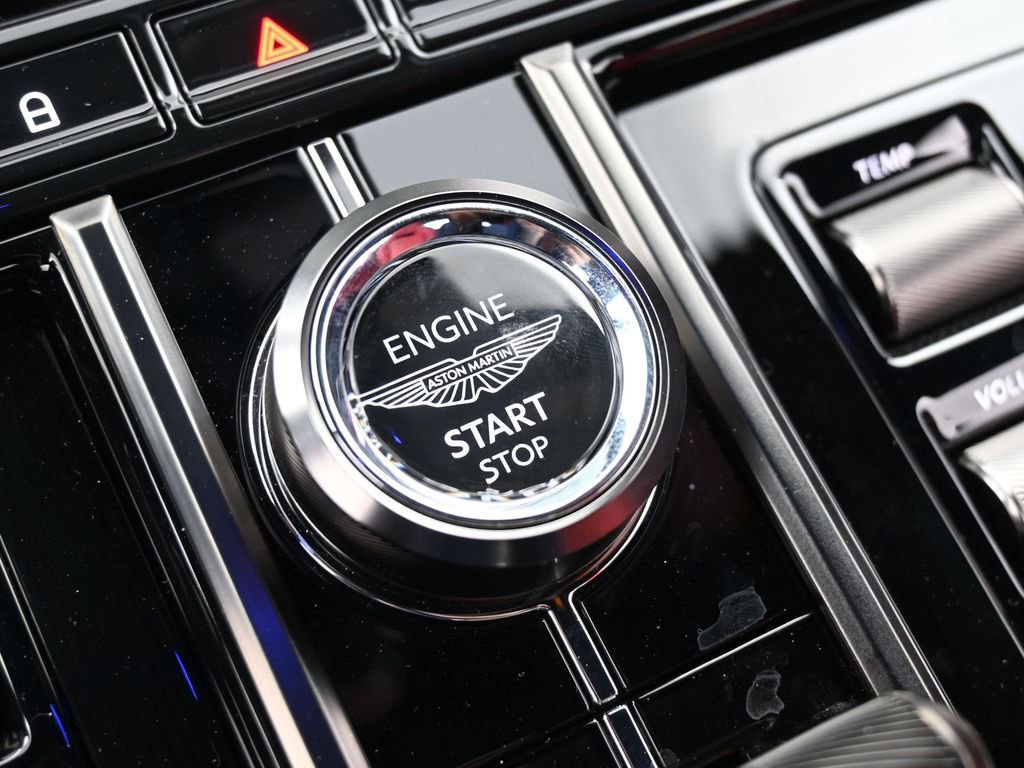 Used 2025 Aston Martin V8 Vantage Coupe image 39