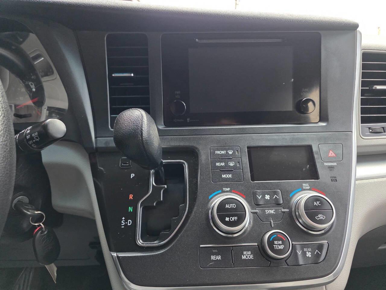 Used 2015 Toyota Sienna LE image 5