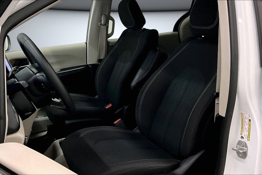 Used 2023 Chrysler Voyager LX image 21