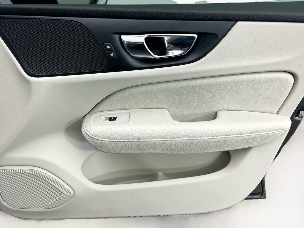 Used 2020 Volvo S60 T5 Momentum image 23