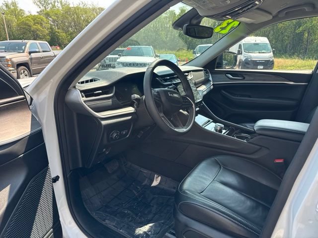 Used 2023 Jeep Grand Cherokee Limited w/ Black Appearance Package AWD/4WD image 17