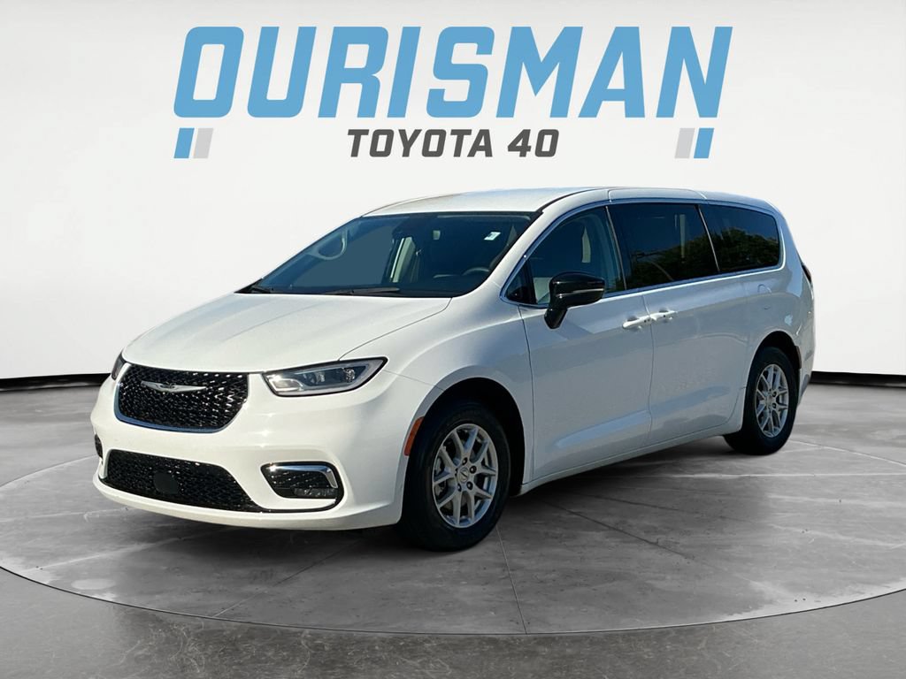 Used 2024 Chrysler Pacifica Touring-L FWD image 3