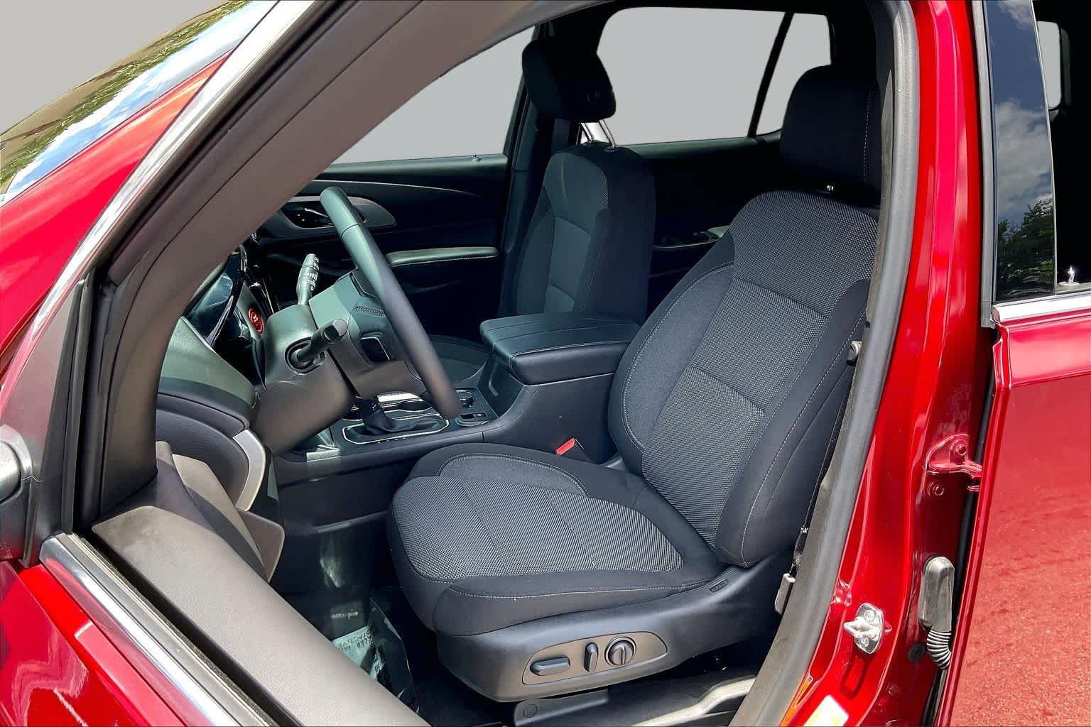 Used 2023 Chevrolet Traverse LT FWD image 24