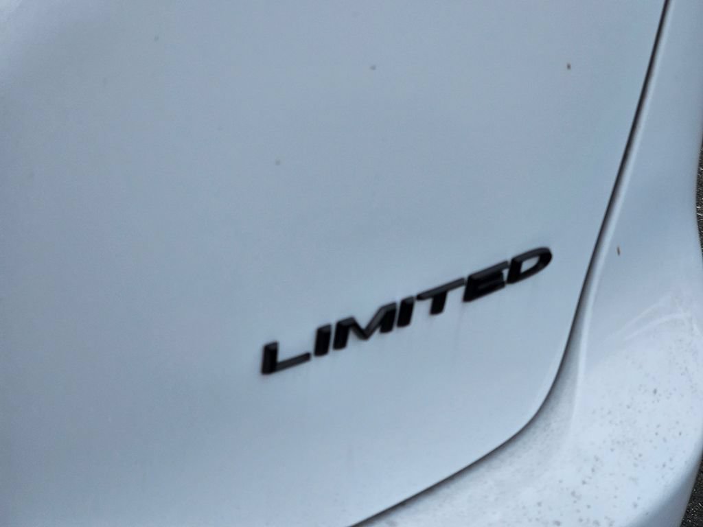 Used 2025 Chrysler Pacifica Limited FWD image 12