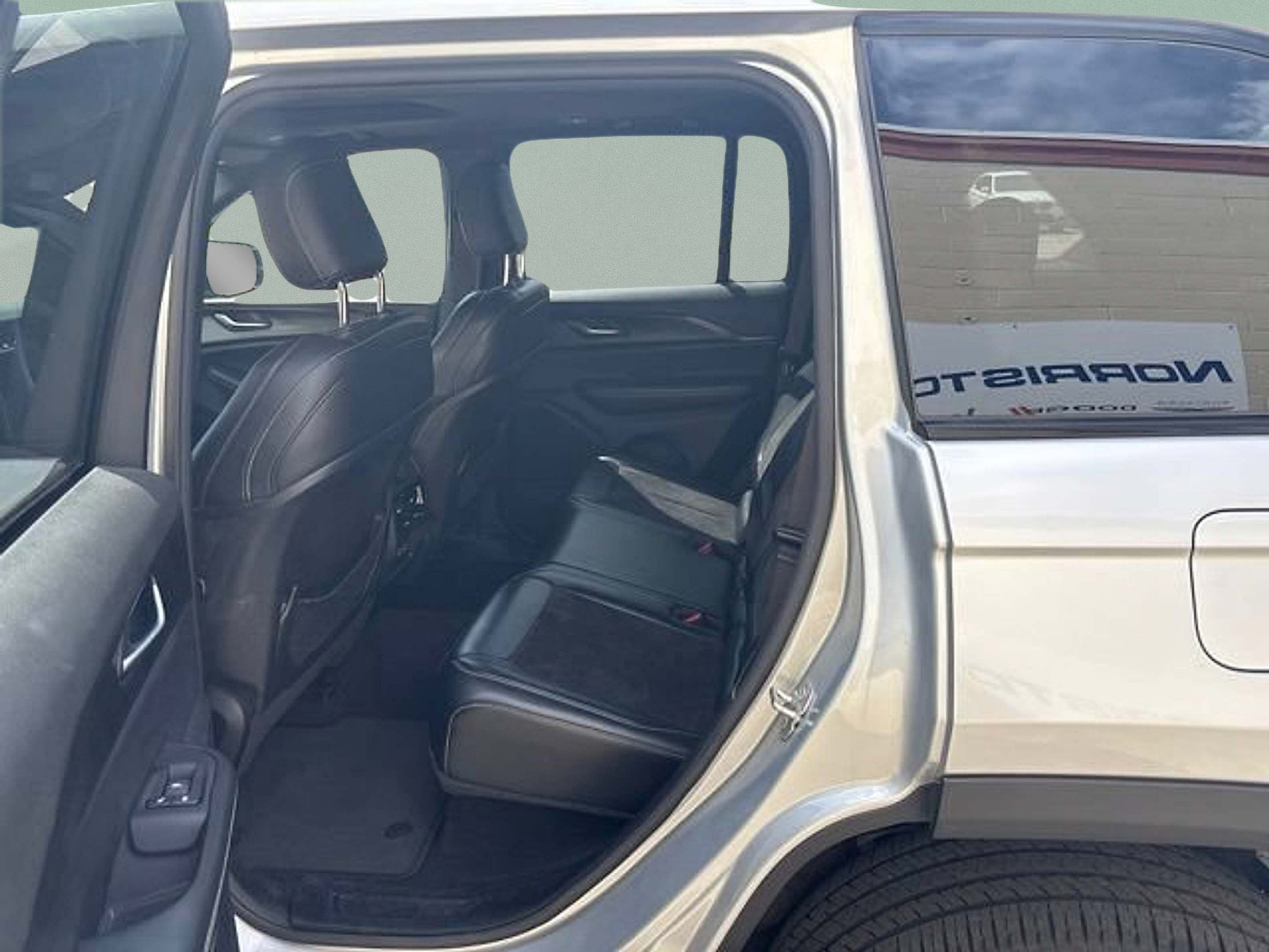 Used 2023 Jeep Grand Cherokee Altitude AWD/4WD image 9