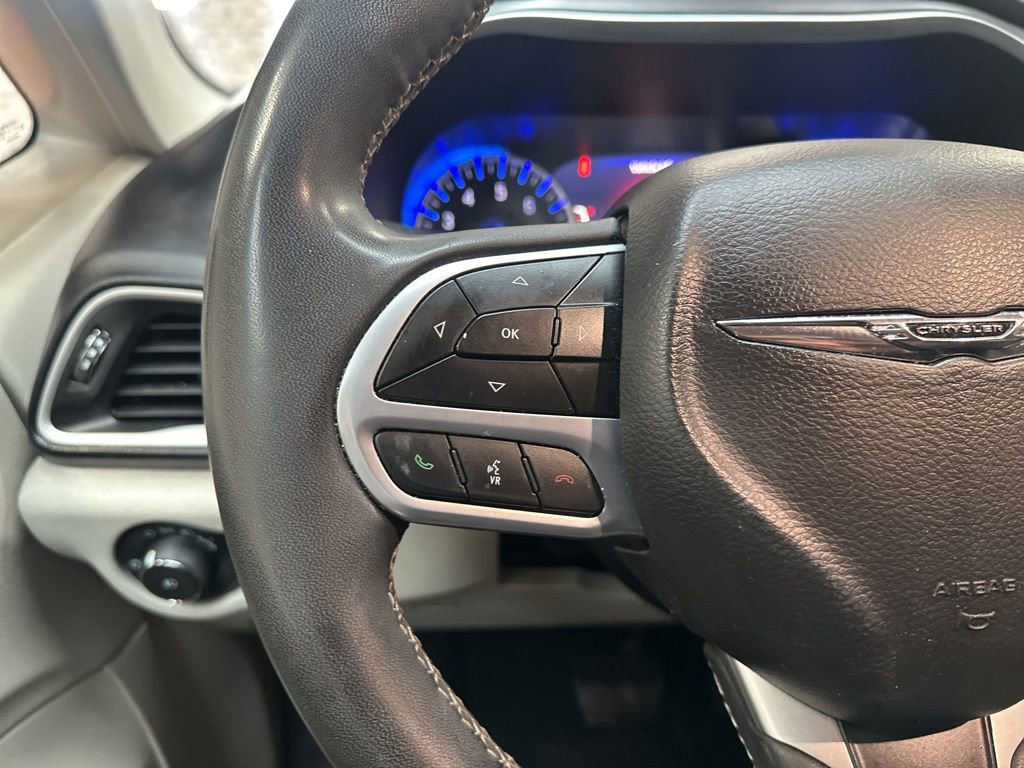 Used 2022 Chrysler Pacifica Touring-L image 19