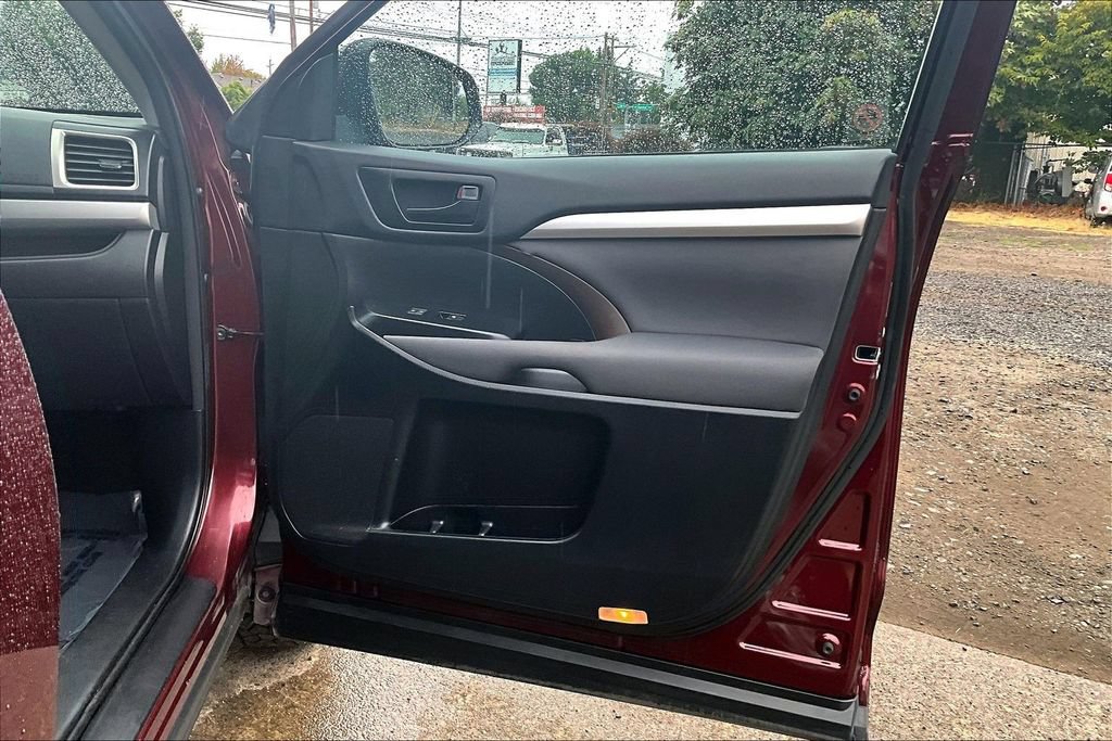 Used 2014 Toyota Highlander LE FWD image 23