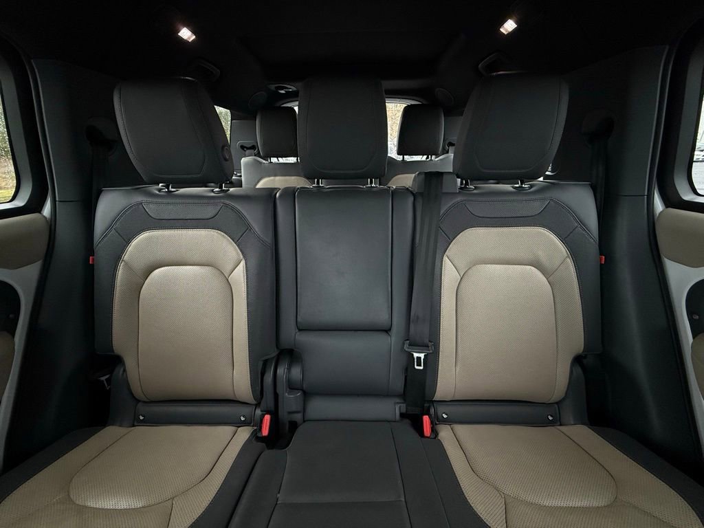Used 2023 Land Rover Defender 130 X-Dynamic SE image 29