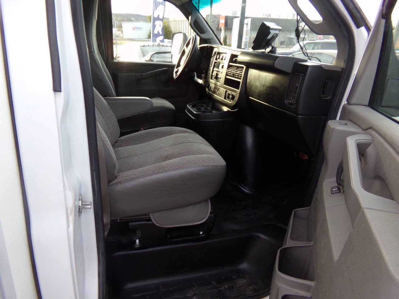Used 2018 Chevrolet Express 3500 w/ Power Convenience Package RWD image 12