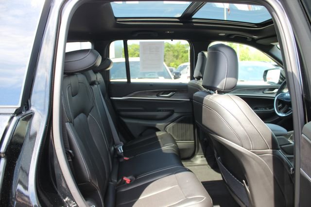 Used 2025 Jeep Grand Cherokee Limited w/ Luxury Tech Group II AWD/4WD image 33