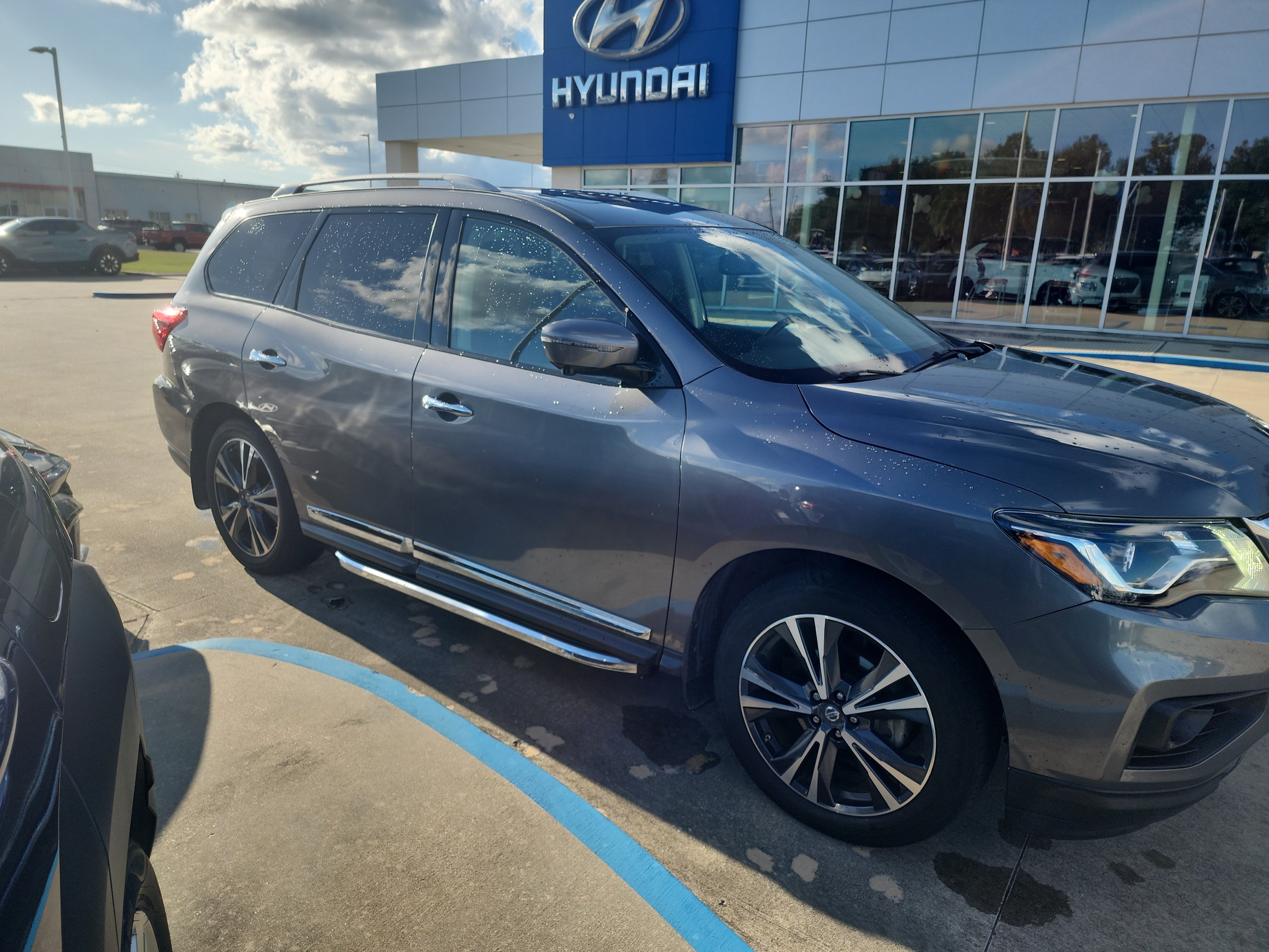 Used 2017 Nissan Pathfinder Platinum w/ Family Entertainment Package FWD image 8