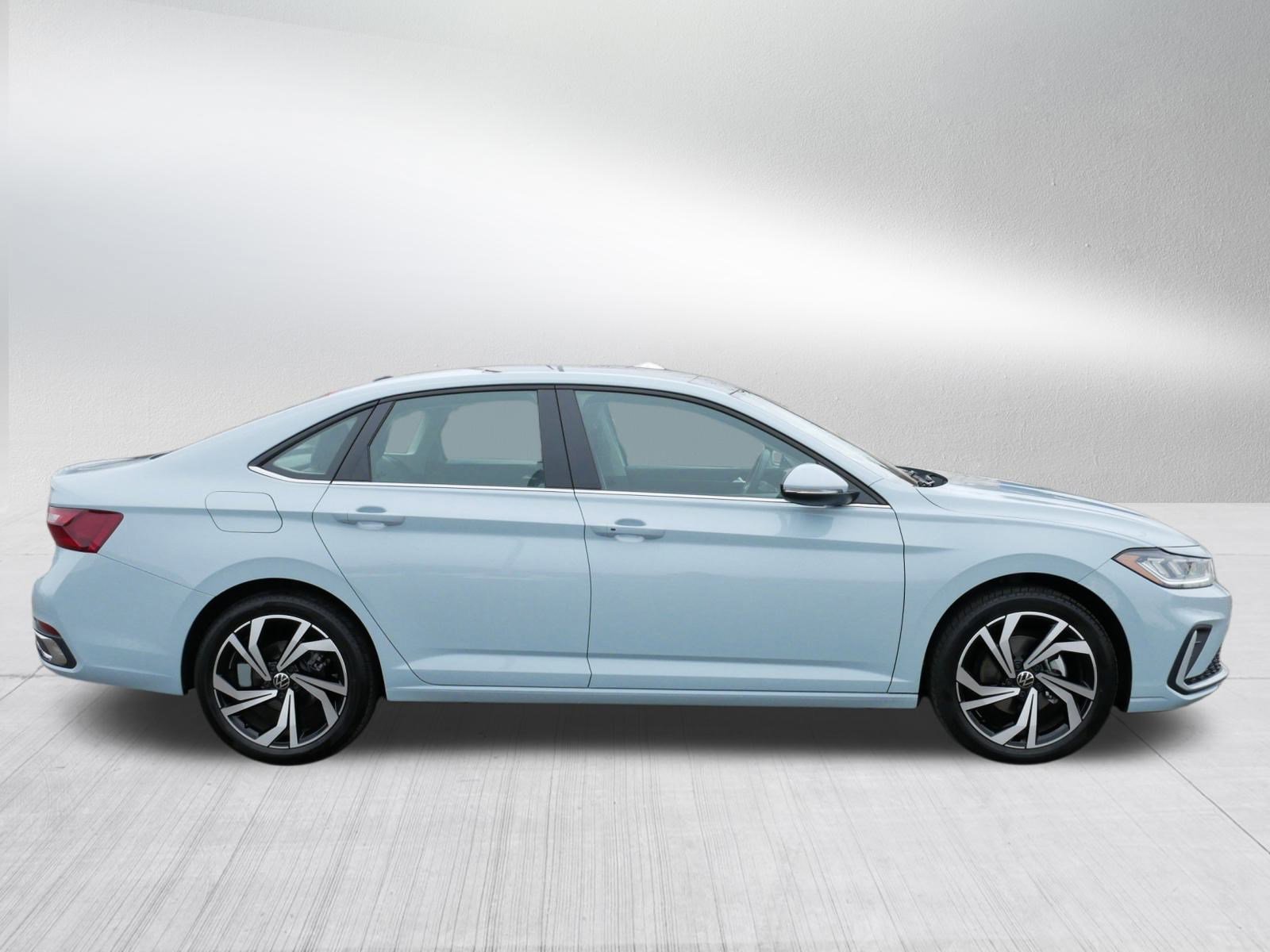 Certified 2025 Volkswagen Jetta SEL image 8