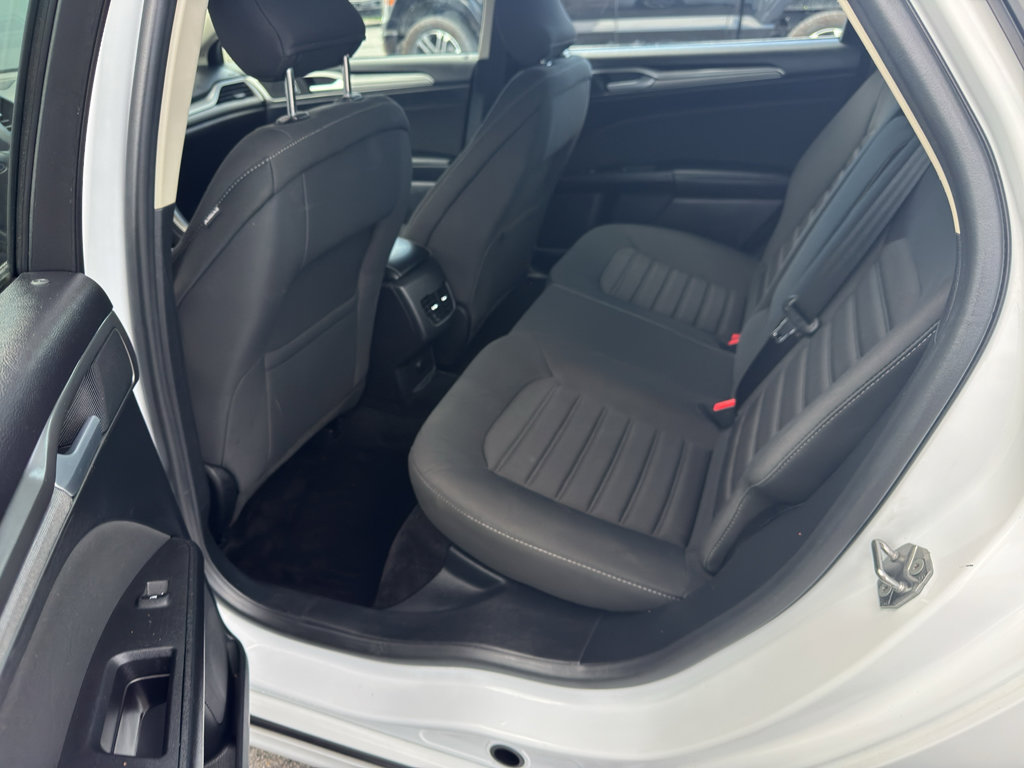 Used 2018 Ford Fusion SE w/ Fusion SE Technology Package FWD image 16