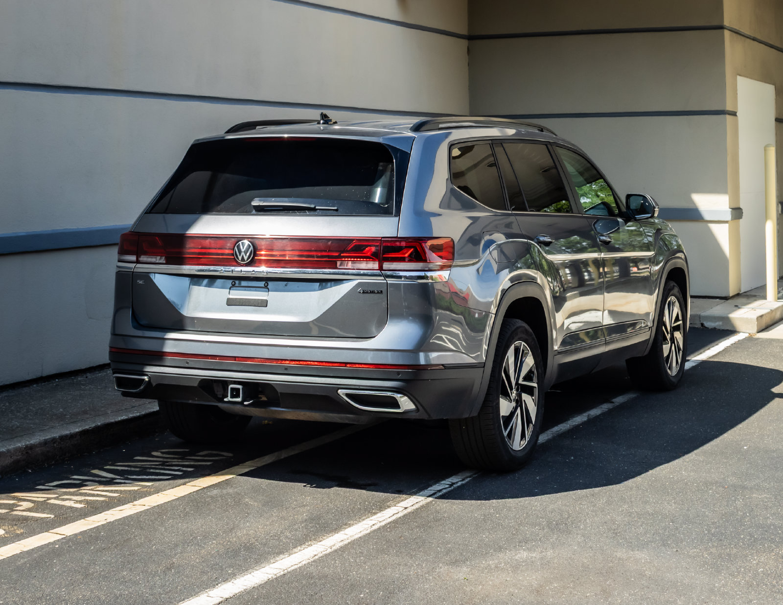 Used 2025 Volkswagen Atlas SE AWD/4WD image 10