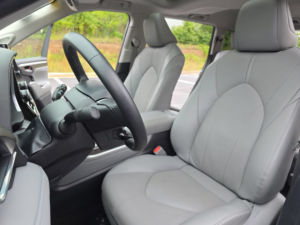 Certified 2025 Toyota Highlander Limited AWD/4WD image 19