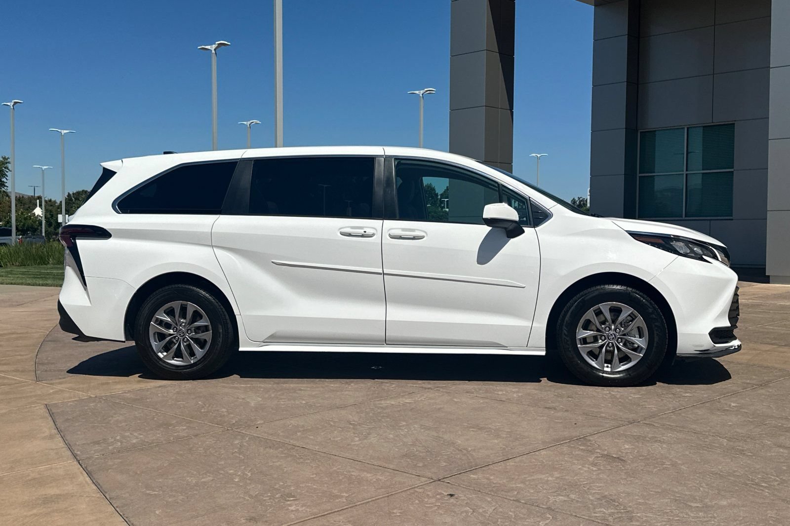Certified 2024 Toyota Sienna LE AWD/4WD image 3