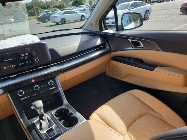 Used 2024 Kia Carnival LX image 3