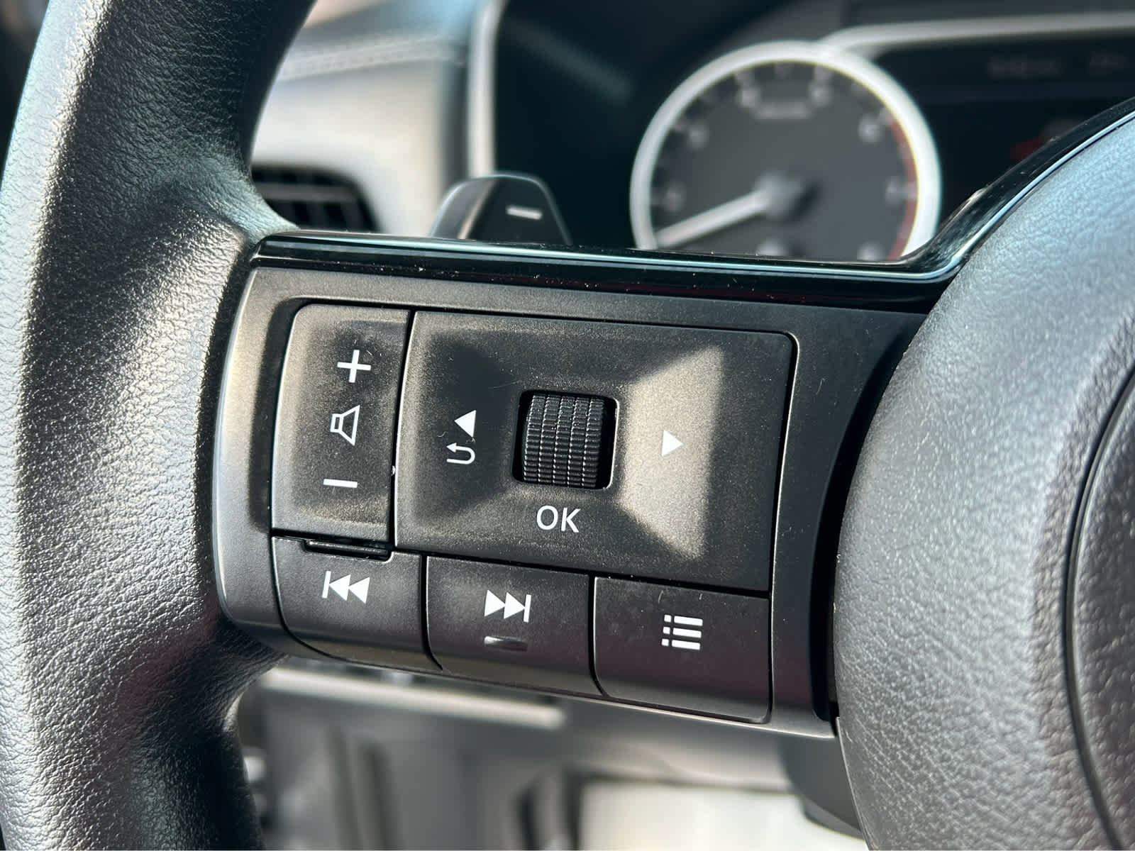 Used 2023 Nissan Rogue SV image 19