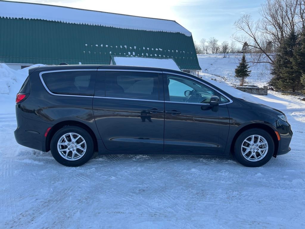 Used 2023 Chrysler Pacifica Touring-L image 4