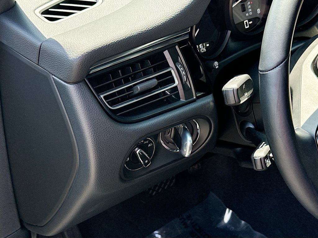 Certified 2025 Porsche Macan S AWD/4WD image 11