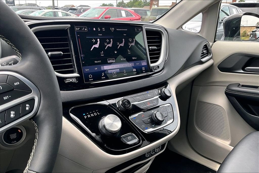 Used 2024 Chrysler Pacifica Touring-L FWD image 15
