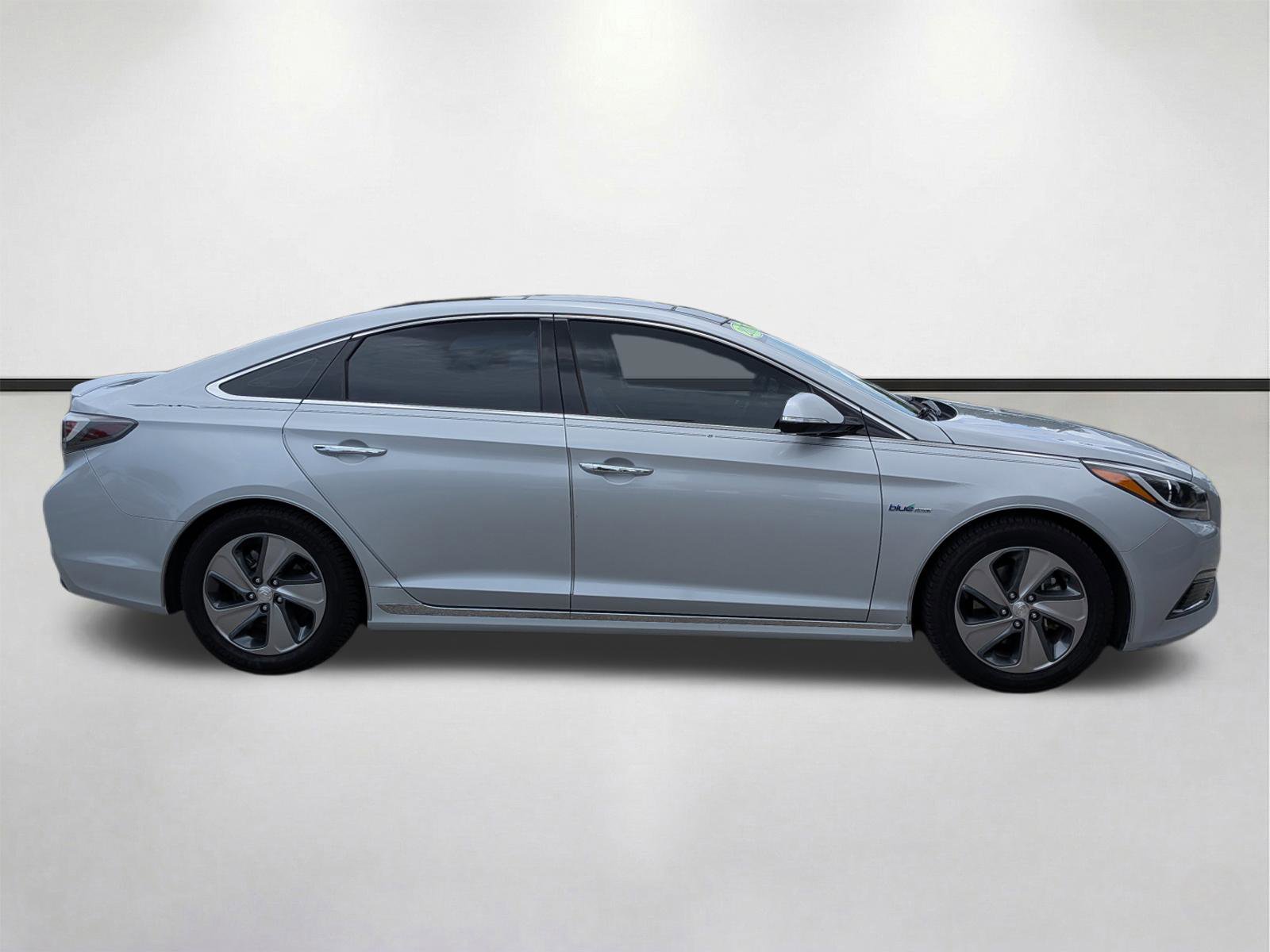 Used 2017 Hyundai Sonata Limited w/ Ultimate Package 02 FWD image 3