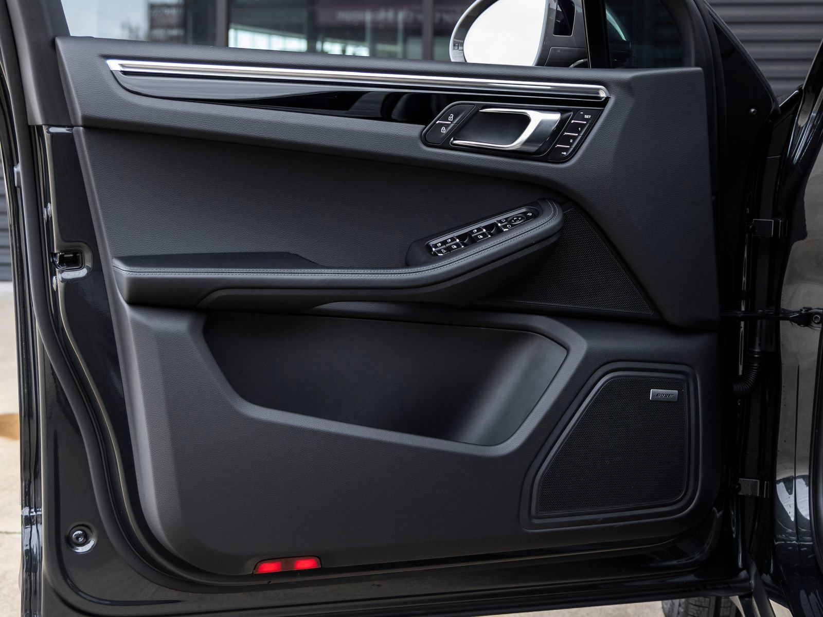 Certified 2025 Porsche Macan Turbo AWD/4WD image 18