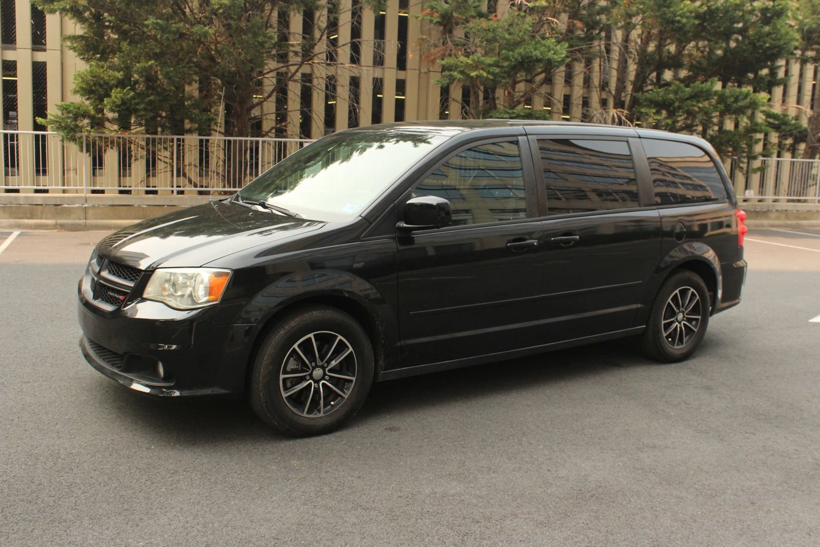 Used 2015 Dodge Grand Caravan SXT w/ Blacktop Package FWD image 12