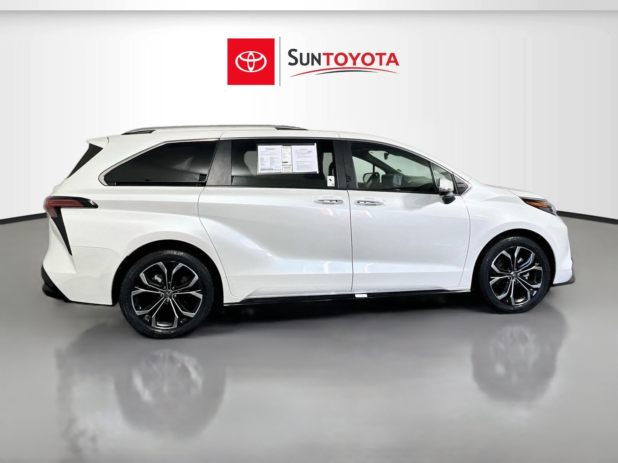Used 2025 Toyota Sienna Platinum FWD image 2