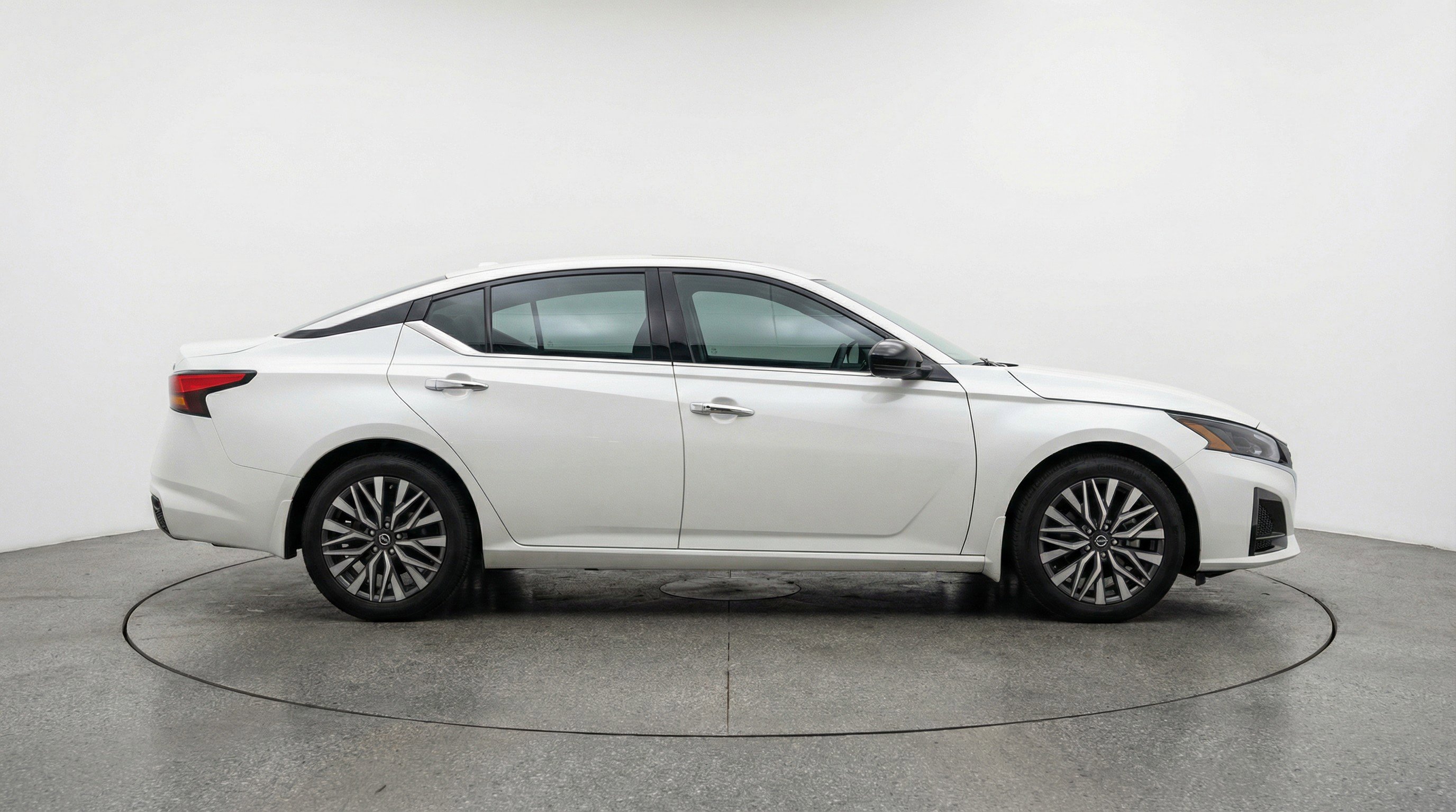 Used 2025 Nissan Altima 2.5 SV FWD image 11