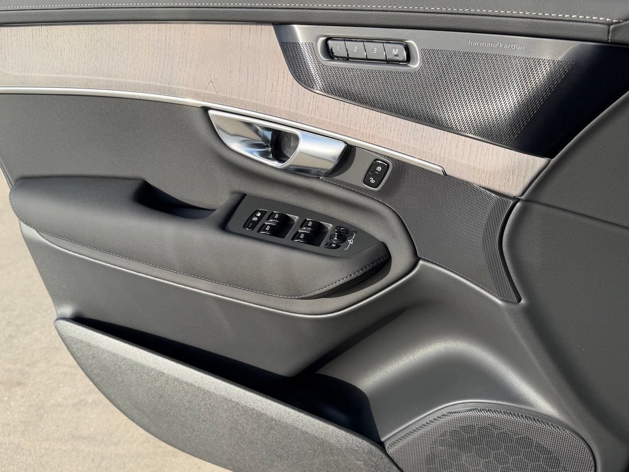 New 2027 Volvo XC90 B6 Ultra AWD/4WD image 16