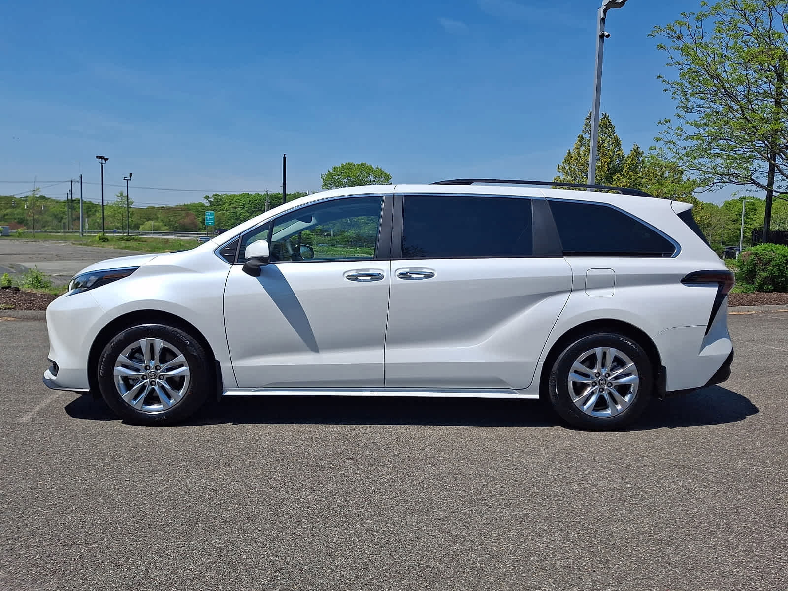 Used 2025 Toyota Sienna XLE w/ XLE Plus Package AWD/4WD image 8