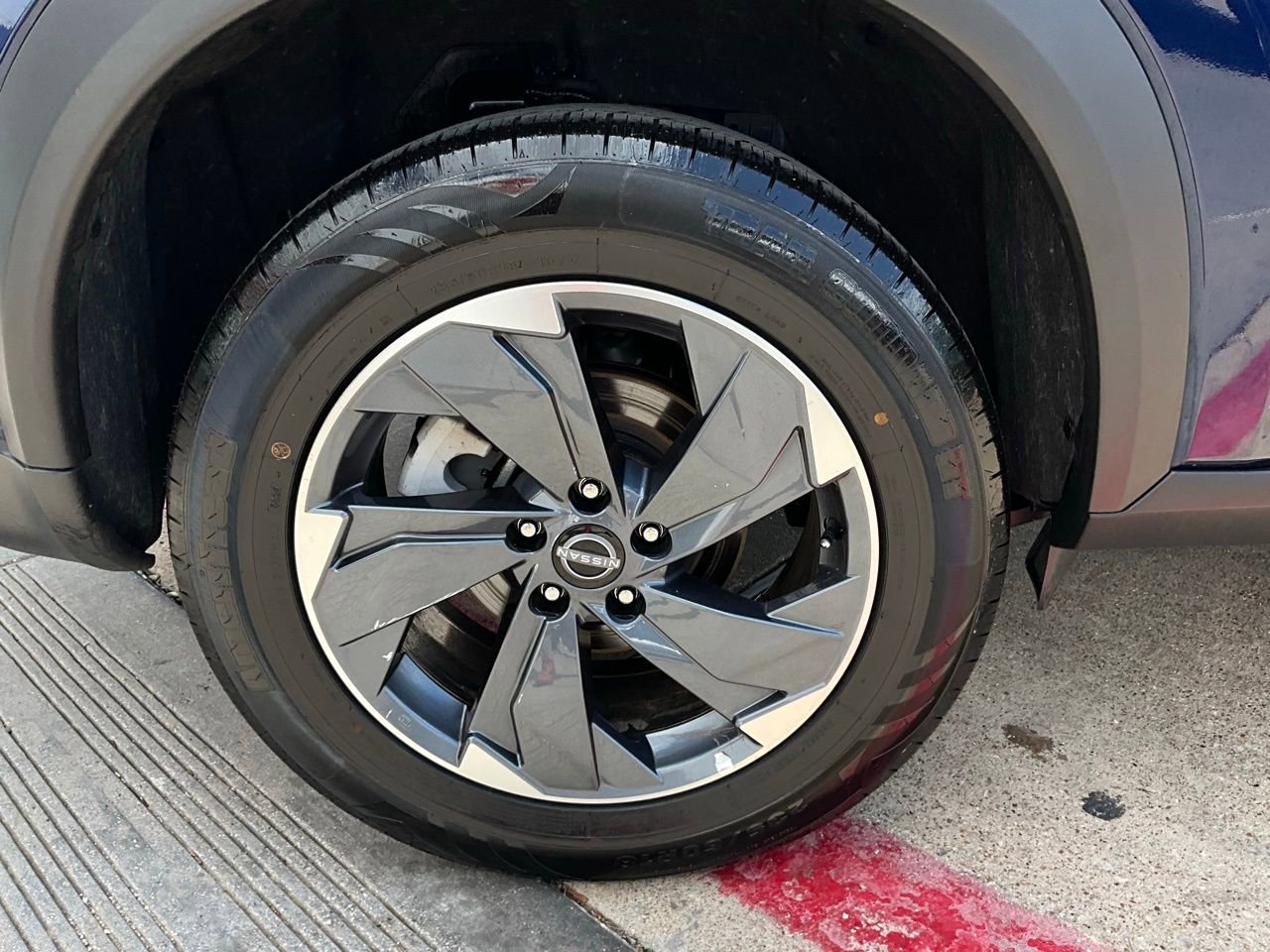 Used 2025 Nissan Rogue SV image 9