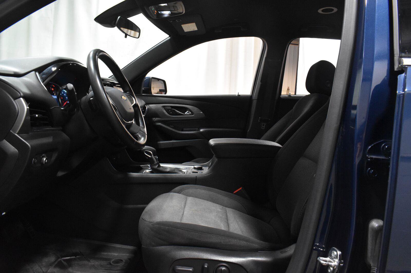 Used 2023 Chevrolet Traverse LT FWD image 3