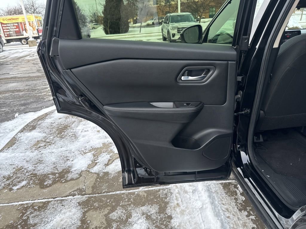 Used 2024 Nissan Rogue SV image 32