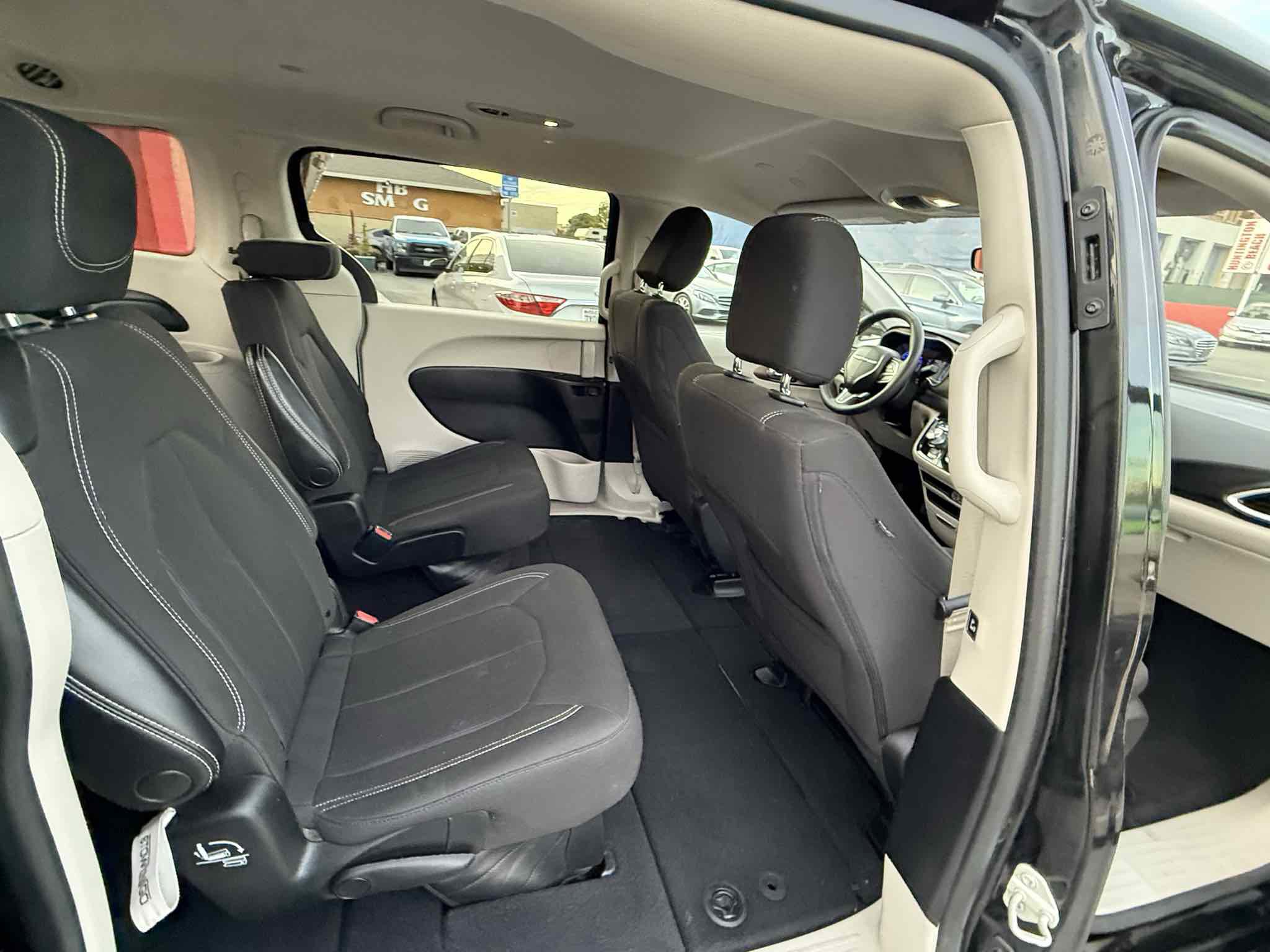 Used 2023 Chrysler Voyager LX image 24