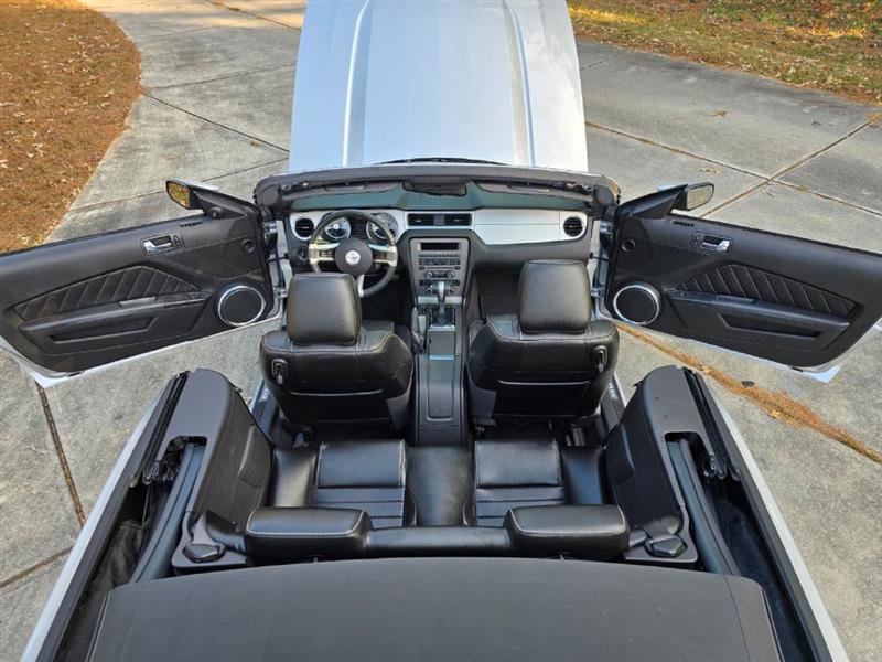 Used 2010 Ford Mustang Convertible image 5