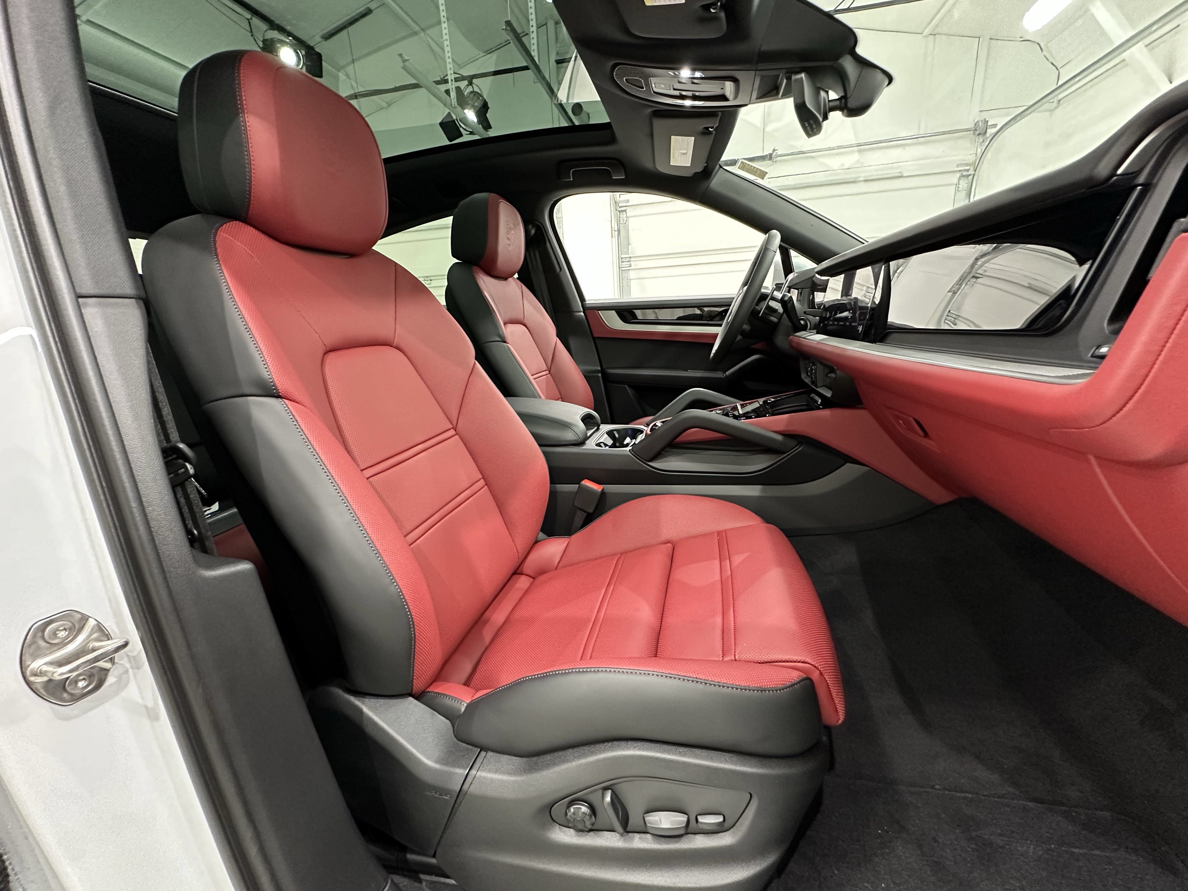 Used 2025 Porsche Cayenne E-Hybrid Coupe AWD/4WD image 23