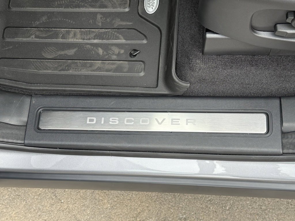 New 2025 Land Rover Discovery Dynamic SE image 13