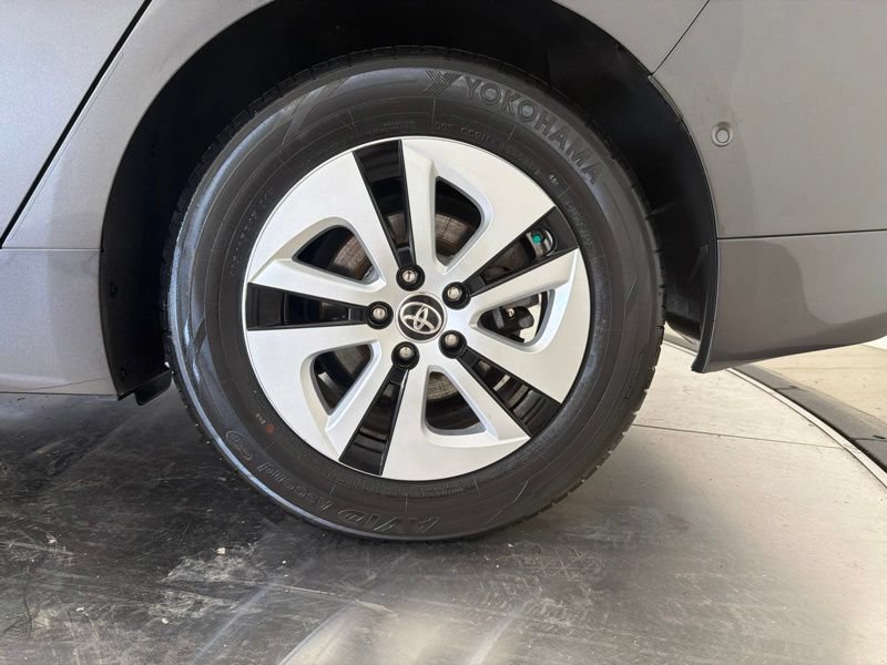 Used 2017 Toyota Prius Two w/ Prius Two Safety Plus Package FWD image 28