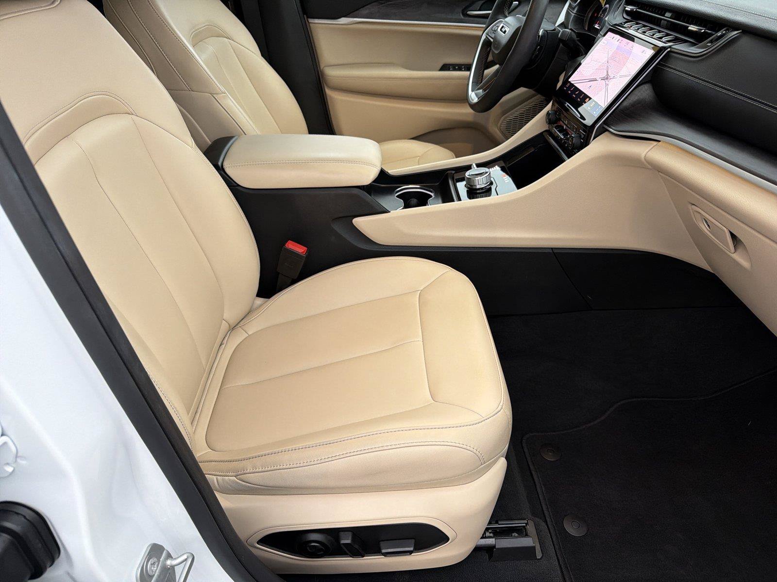 Used 2025 Jeep Grand Cherokee Limited AWD/4WD image 12
