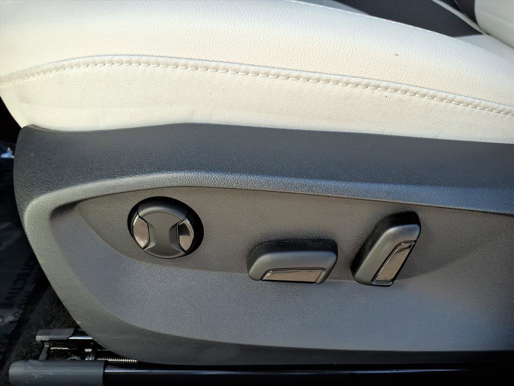 Certified 2025 Volkswagen Taos SE image 21