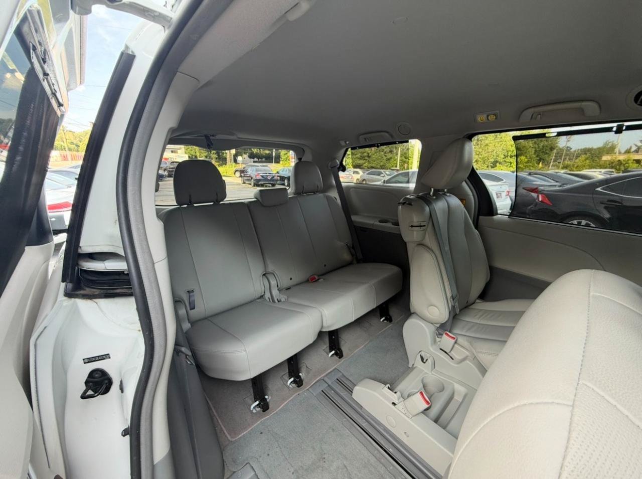 Used 2013 Toyota Sienna XLE FWD image 26