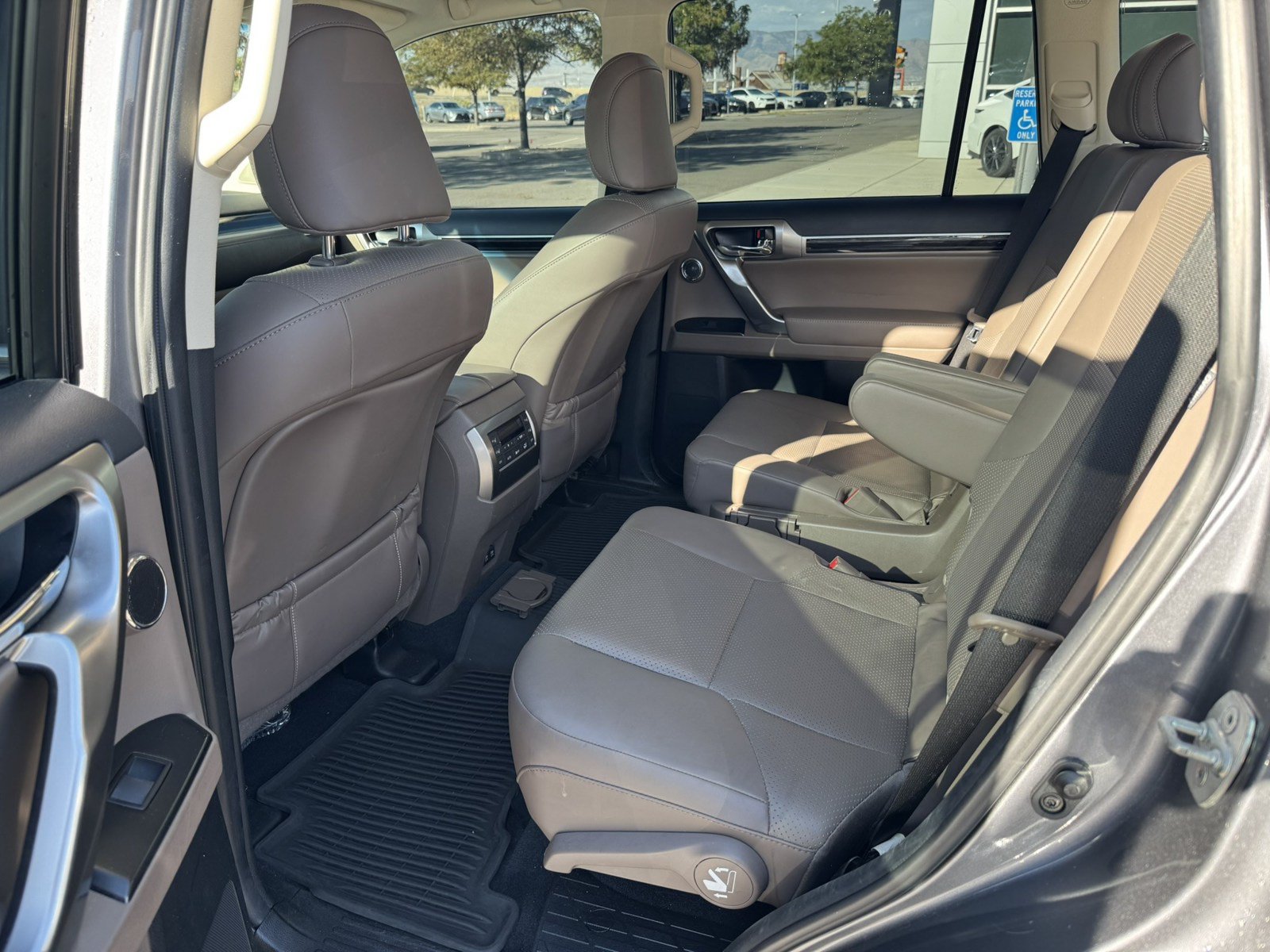 Used 2023 Lexus GX 460 Luxury w/ Sport Design Package AWD/4WD image 16