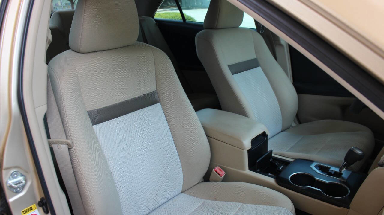 Used 2012 Toyota Camry LE image 2