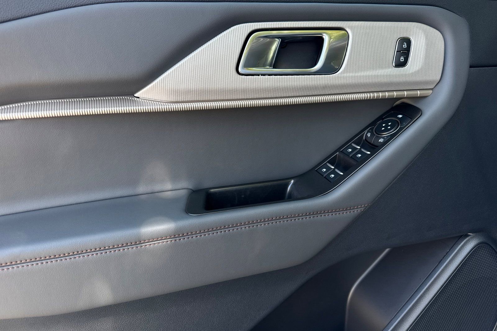 New 2026 Ford Explorer Active RWD image 11