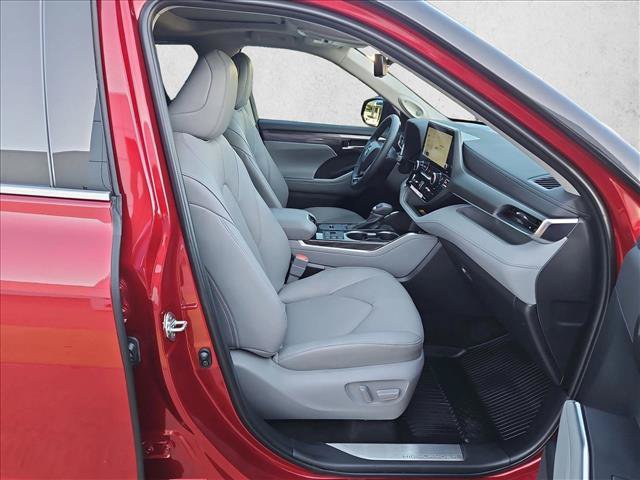 Used 2025 Toyota Highlander Limited FWD image 22