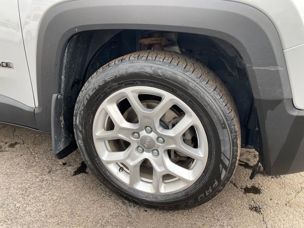 Used 2015 Jeep Renegade Latitude w/ Cold Weather Group FWD image 28